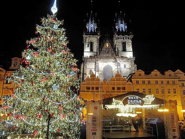 Em Praga, na República Tcheca, as celebrações natalinas são envoltas em tradições locais e festividades bem familiares. Crianças bem comportadas ganham doces e frutas nosfestejos de São Nicolau. Reprodução: Flipar