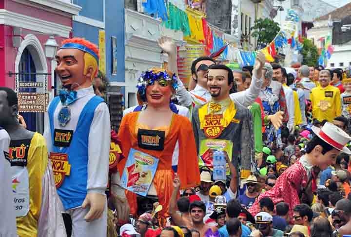 Desse modo, são diversos blocos e comemoração, mas o que mais chama atenção no Carnaval de Olinda são os tradicionais bonecos gigantes, tão característicos da cidade. Reprodução: Flipar
