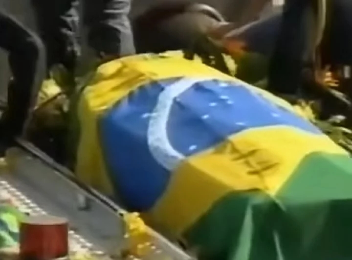 Ao todo, em torno de 2 milhões de pessoas participaram de todas as cerimônias, incluindo o cortejo final até o Cemitério do Morumbi. Relembre a carreira e a vida de Ayrton Senna! Reprodução: Flipar