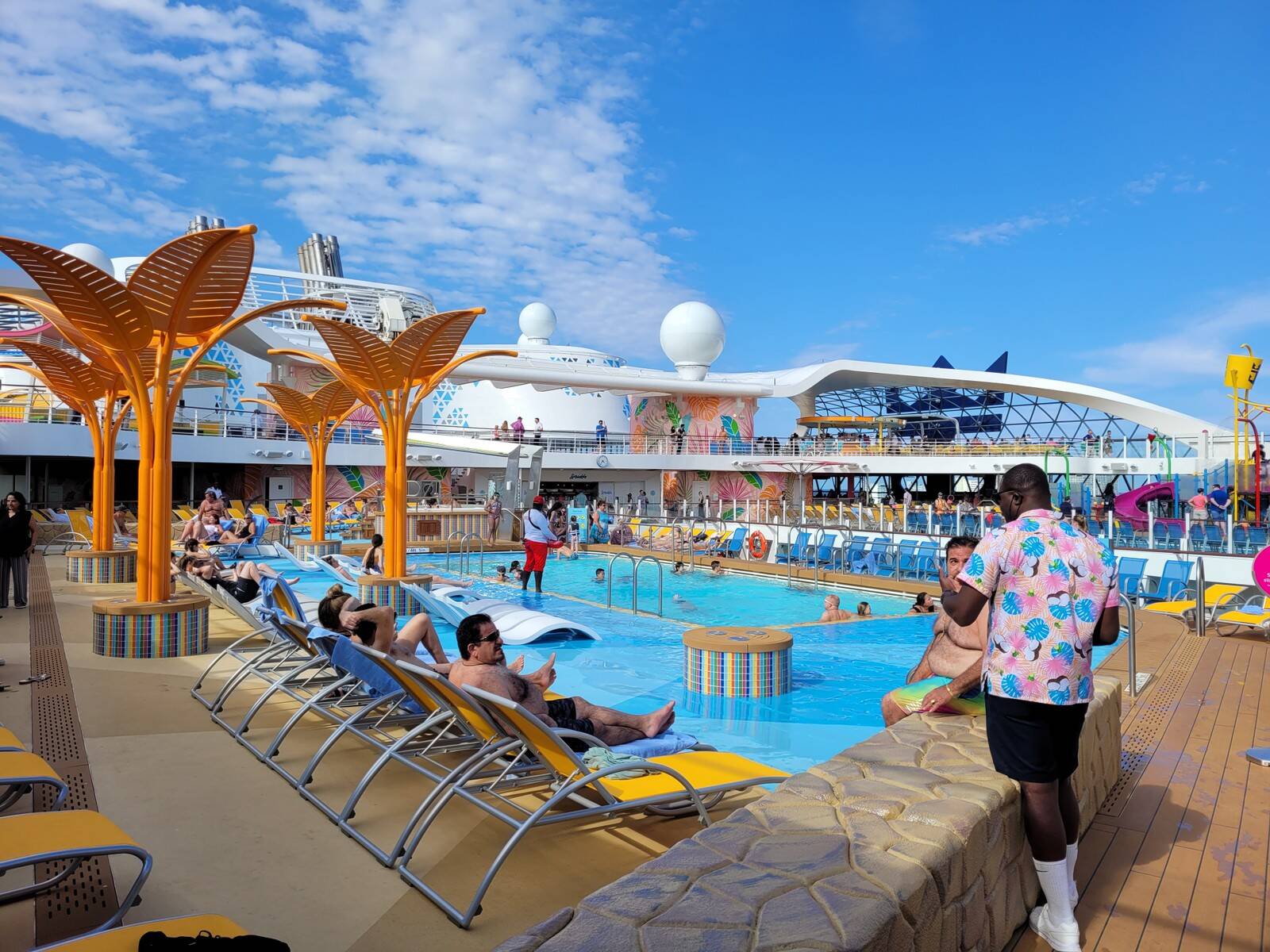 Uma das piscinas do 15º deque do Wonder of the Seas, o maior navio de cruzeiros do mundo, da Royal Caribbean. Foto: Eduardo Maia/Agência O GLOBO
