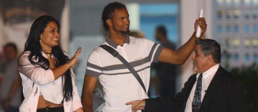 Goleiro Bruno deixou a prisão ao lado da esposa e do advogado. Foto: Twitter/Reprodução