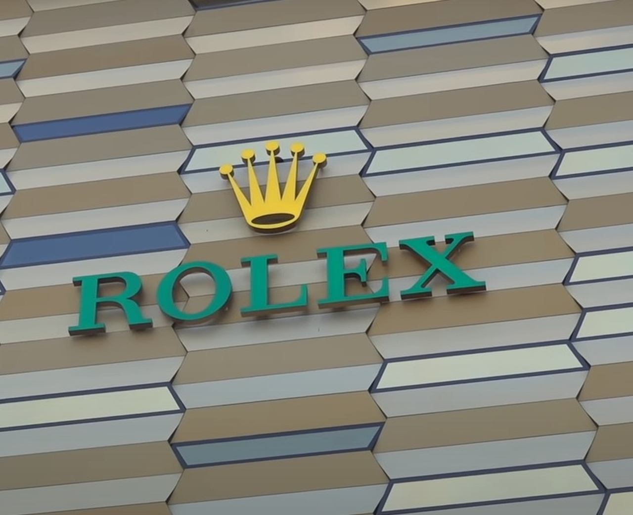 8º) Rolex: US$ 10,71 bilhões - Rolex S.A. é uma empresa fabricante de relógios de pulso de luxo, fundada em Londres no ano de 1905 pelo relojoeiro alemão Hans Wilsdorf e Alfred Davis. Fabrica anualmente cerca de 2 milhões de relógios e tem sede em Genebra.  Reprodução: Flipar