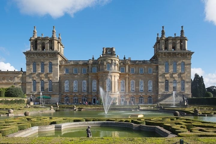 Embora seja de estilo barroco inglês, a grandiosidade e a disposição dos jardins refletem a influência de Versalhes. Reprodução: Flipar