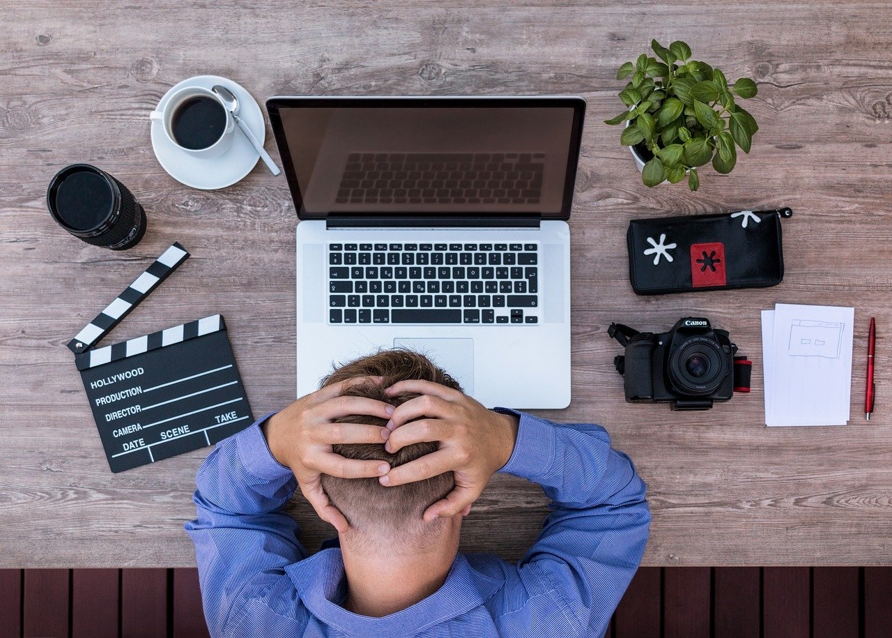 3) DESÂNIMO PARA ENCONTRAR PESSOAS - Se você não tem motivação para encontrar ninguém, nem mesmo as pessoas mais queridas, e fica com preguiça de fazer contatos (até pela internet) , isso pode ser indicativo de ansiedade que impeça relacionamentos saudáveis. Reprodução: Flipar