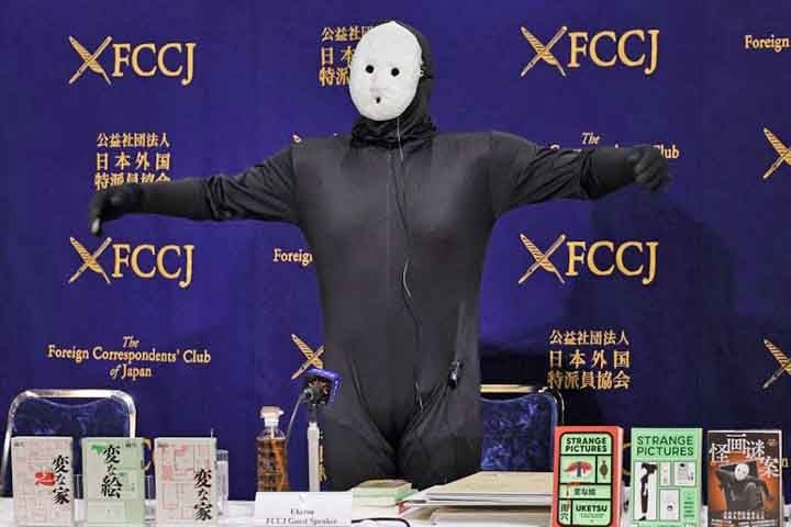 Uketsu é um fenômeno no Japão desde 2021. Com milhões de exemplares comercializados, figura constantemente no topo das listas de mais vendidos, ao lado ou mesmo à frente de grandes nomes da literatura contemporânea do país asiático.
 Reprodução: Flipar