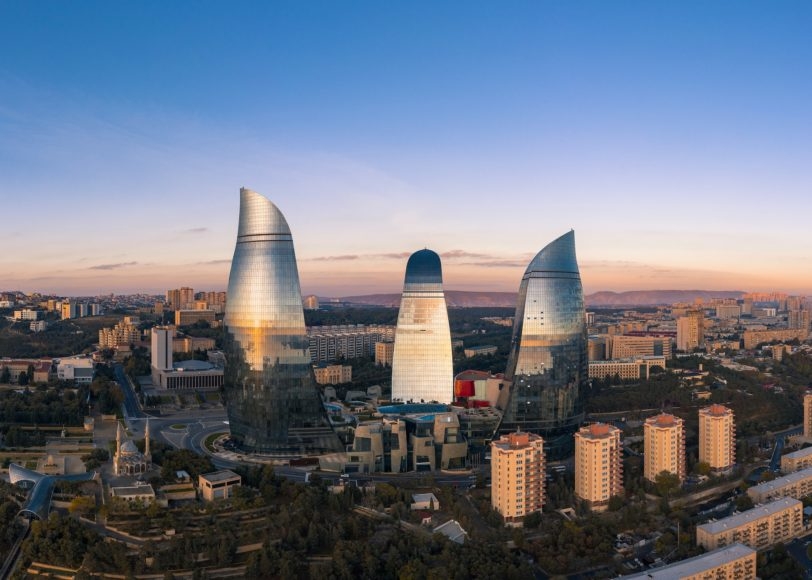 Baku, Azerbaijão: Capital do Azerbaijão, situada às margens do Mar Cáspio, Baku é habitada por cerca de 2,3 milhões de pessoas e se estende por uma área de 2.130 km². É a capital mais baixa do mundo, localizada a 28 metros abaixo do nível do mar, sendo um centro importante para a exploração de petróleo. Reprodução: Flipar
