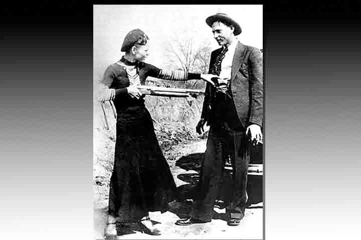 Bonnie Elizabeth Parker e Clyde Chestnut Barrow foi um casal de criminosos americanos que viajava pela região central dos Estados Unidos, com sua gangue, durante a Grande Depressão, roubando e matando pessoas quando encurralados ou confrontados.  Reprodução: Flipar