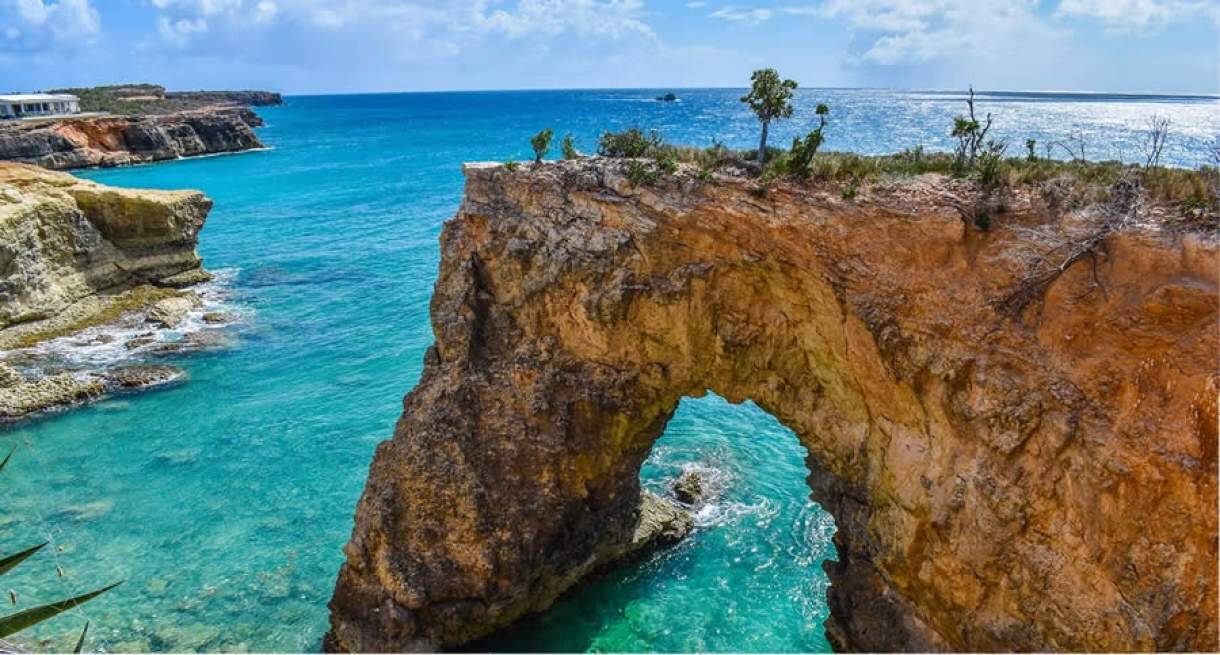Arco de pedra que fica às margens do mar da ilha de Anguilla. Foto: Reprodução