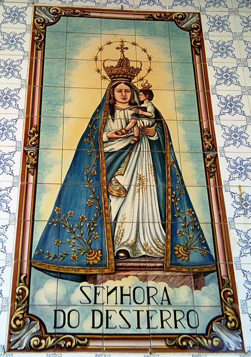 Florianópolis (SC) - Nossa Senhora do Desterro - Conhecida por sua proteção aos pescadores e à comunidade. É celebrada em 15 de agosto, e sua imagem é um símbolo de fé e esperança. A devoção a Nossa Senhora do Desterro é uma parte importante da cultura religiosa da ilha Reprodução: Flipar