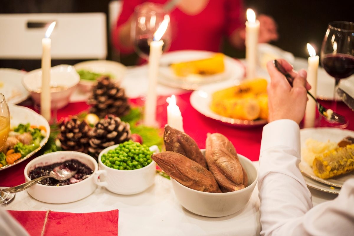 Sua domesticação ocorreu há mais de 200 anos, especialmente no México, e ele é uma das aves mais consumidas durante as ceias de Natal e Ano Novo, tanto no Brasil quanto em outros países. Que tal, então, conhecermos mais sobre este curioso animal, além de algumas alternativas para quem não gosta da carne? Reprodução: Flipar