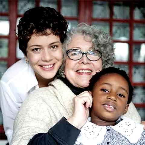 Filha da atriz Ângela Leal e neta do produtor cultural Américo Leal, Leandra cresceu imersa no universo artístico, o que naturalmente a levou a seguir os passos da mãe na carreira de atriz. 
 Reprodução: Flipar