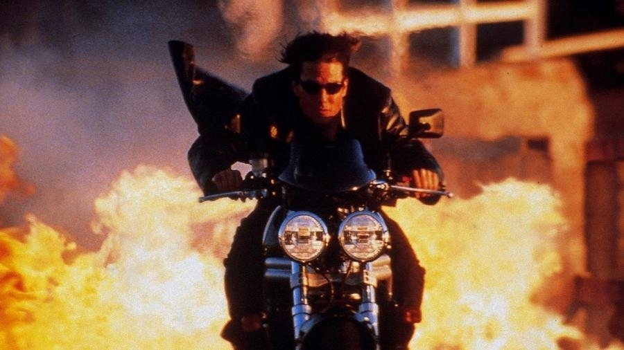 Tom Cruise - É fã de motos e dispensa dublês em muitas cenas que envolvem perseguições sobre duas rodas nos filmes de ação que ele protagoniza. Cruise usou sua Triumph Speed Triple em  Reprodução: Flipar