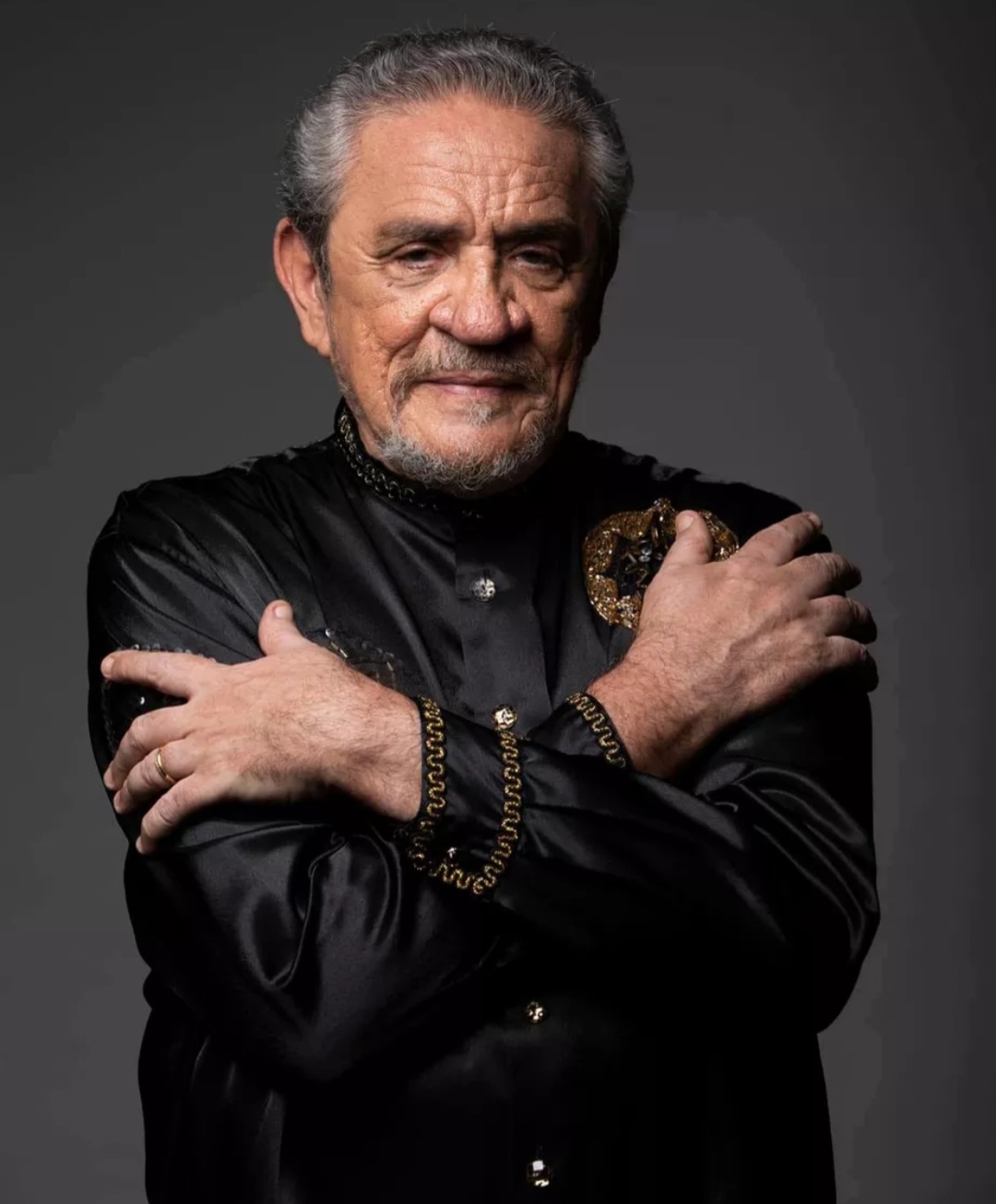 Letras enigmáticas, referências bíblicas, imagens de luta, fé e transformação, além da dramaticidade de sua interpretação, conquistaram o público e o transformaram em um artista cultuado. 
 Reprodução: Flipar