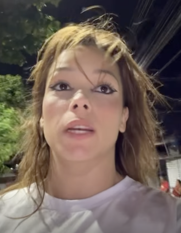 Influenciadora durante manifestação no presídio. Foto: Reprodução/redes sociais