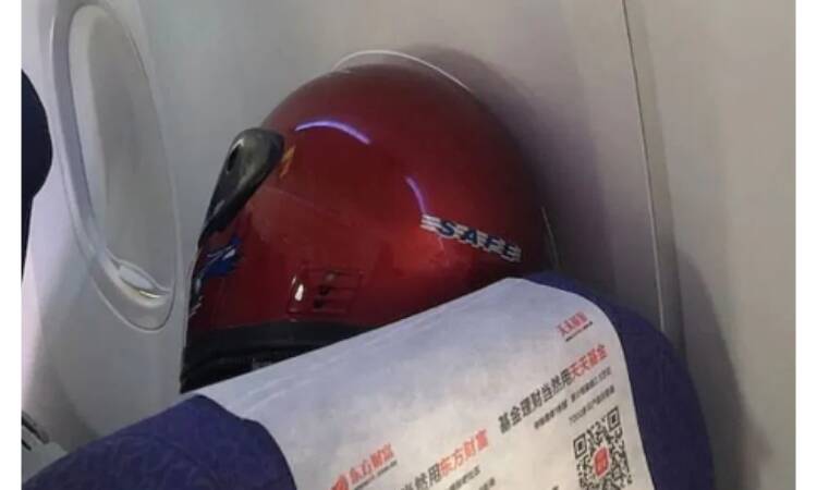 Até capacete de moto foi usado dentro de avião contra a contaminação do vírus. Foto: Reprodução/ The Sun