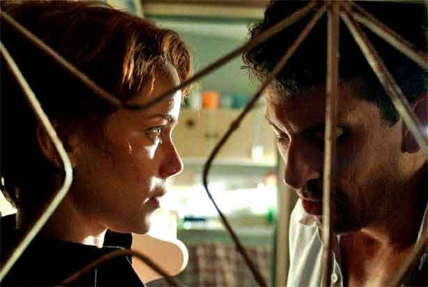 O filme mais famoso e premiado de Leandra Leal é “O Lobo Atrás da Porta”, de 2013 No longa-metragem de Fernando Coimbra, ela interpretou a personagem Alice, uma mulher envolvida em uma trama de suspense e mistério. Pelo papel, ela recebeu diversos láureas, incluindo o Prêmio Platino de Melhor Atriz, dando a ela reconhecimento internacional. 

 Reprodução: Flipar