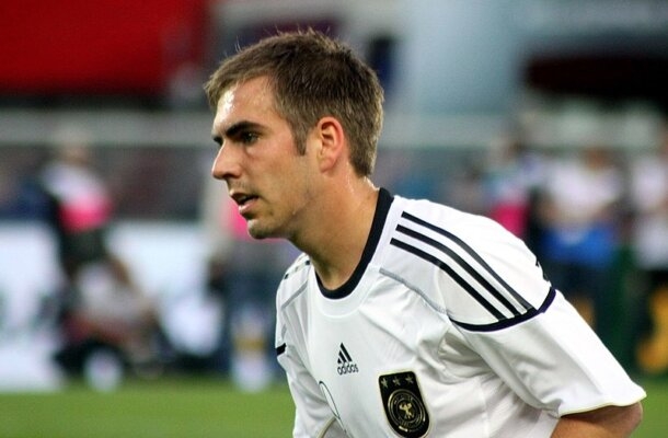 Phillipp Lahm - Multicampeão pelo Bayern de Munique e campeão do mundo com a Alemanha em 2014, o versátil lateral surpreendeu ao encerrar a carreira em 2017, aos 33 anos, quando ainda parecia ter muita lenha para queimar. - Foto: Steindy/Wikimedia Commons