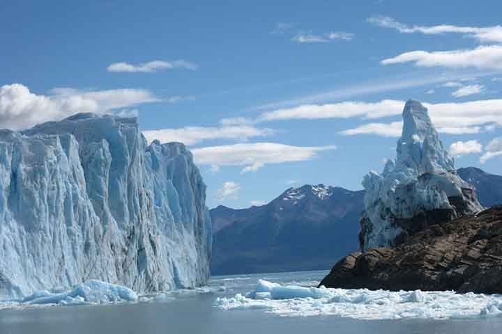 Patrimônio da Humanidade pela UNESCO desde 1981, o Glaciar Perito Moreno está localizado no Parque Nacional Los Glaciares, na Patagônia Argentina a cerca de 80 km da cidade de El Calafate, principal porta de entrada do parque. Reprodução: Flipar