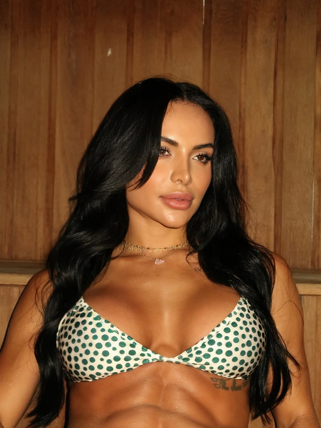 Aline Mineiro exibe abdômen trincado em dia de piscina e recebe elogios. Foto: Instagram