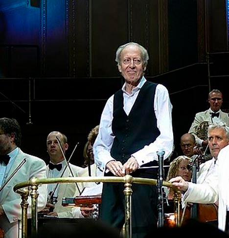 John Barry (1933-2011) - Maestro e compositor britânico, vencedor de cinco Oscar, o último por Dança com Lobos (1990). É o músico que compôs mais trilhas para os filmes de James Bond. Assinou 11 delas, incluindo temas que se tornaram antológicos como Goldfinger, Octopussy e Os Diamantes são Eternos Reprodução: Flipar