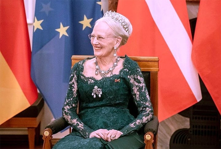 A Dinamarca é uma Monarquia Constitucional, em que, desde 1972, o poder é exercido pela Rainha Margarida II.  Após a morte de Elizabeth II, do Reino Unido, Margarida é atualmente a monarca que está há mais tempo no trono na Europa.  Reprodução: Flipar