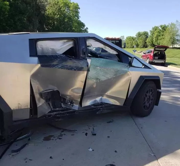 Tesla Cybertruck batido Reprodução