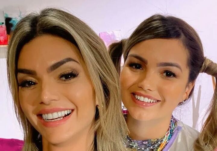 No início de 2024, Suzanna Freitas, filha da cantora Kelly Key, publicou uma foto se vestindo como a mãe e os seguidores da jovem se chocaram com a semelhança. Ao recriar um look icônico da loira, Freitas foi considerada praticamente uma sósia da voz de "Sou a Barbie Girl". Foto: Reprodução