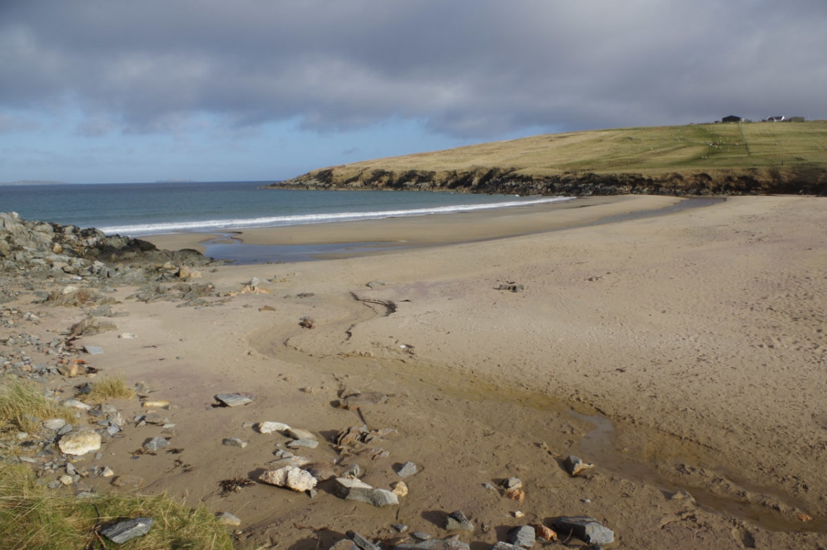 12) West Beach (Hébridas Exteriores, Escócia): A praia fica localizada em uma pequena ilha desabitada no arquipélago de Treshnish, na costa oeste da Escócia. O lugar é conhecido por sua beleza natural intocada, com areia branca fina, águas cristalinas e vistas deslumbrantes do Oceano Atlântico. Reprodução: Flipar