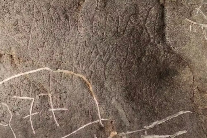 Além disso, foram encontradas 15 inscrições nas rochas, provavelmente feitas por habitantes locais durante a dominação romana, há aproximadamente 1,9 mil anos, indicando que a caverna era considerada um espaço sagrado. Reprodução: Flipar