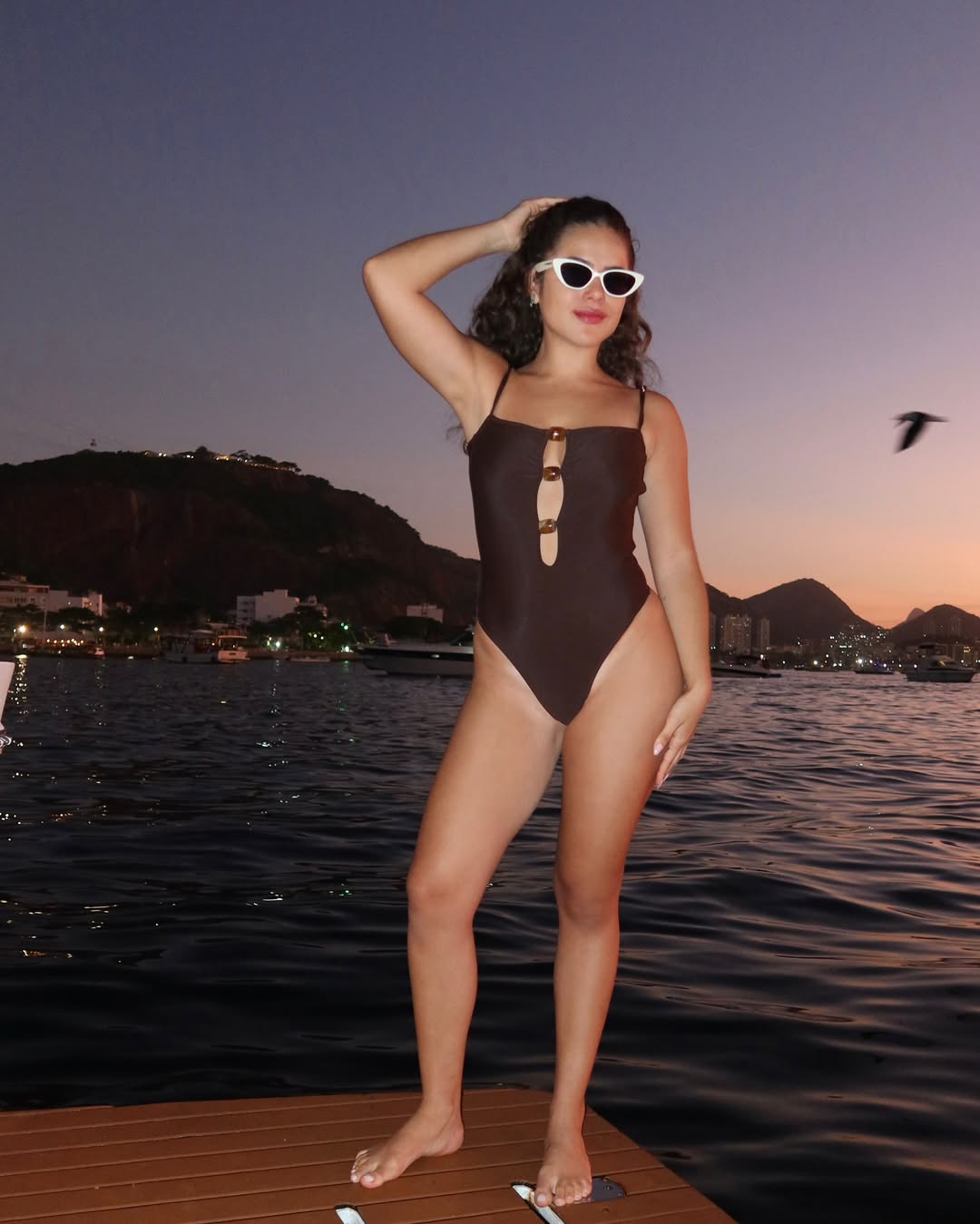 Maisa aposta em maiô marrom. Foto: Reprodução Instagram @maisa - 27.5.2025