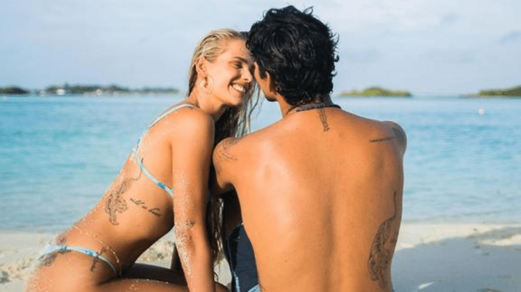 Yasmin Brunet e Gabriel Medina tatuaram o mesmo desenho de um tigre nas costas Reprodução/Instagram - 10.03.2024