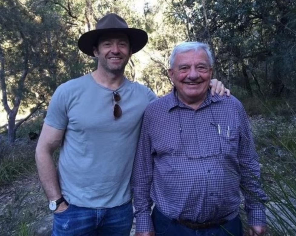 Ela deixou os filhos com Christopher, pai das crianças. Hugh Jackman disse que a imagem da mãe indo embora foi muito traumatizante. Christopher morreu em 2021, aos 84 anos.  Reprodução: Flipar