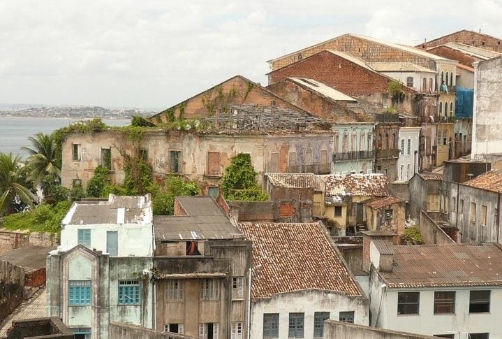 O Pelourinho começou a se deteriorar no século 19, com o declínio da economia da Bahia. No século 20, o bairro estava em ruínas e era considerado um lugar perigoso.  Reprodução: Flipar