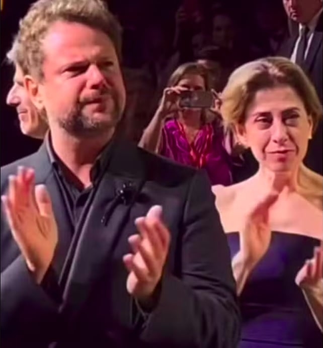 Os atores Selton Mello e Fernanda Torres não conseguiram conter as lágrimas com a recepção calorosa do público após a exibição do longa. Reprodução: Flipar