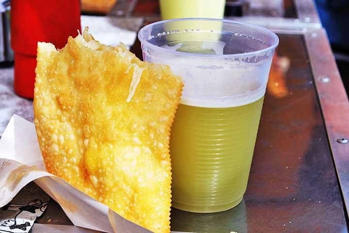 Por fim, em diversas feiras pelo Brasil, a Cana-de-áçucar se transformou em uma bebida bastante consumida (caldo de cana), sobretudo ao lado de um saboroso pastel. Reprodução: Flipar