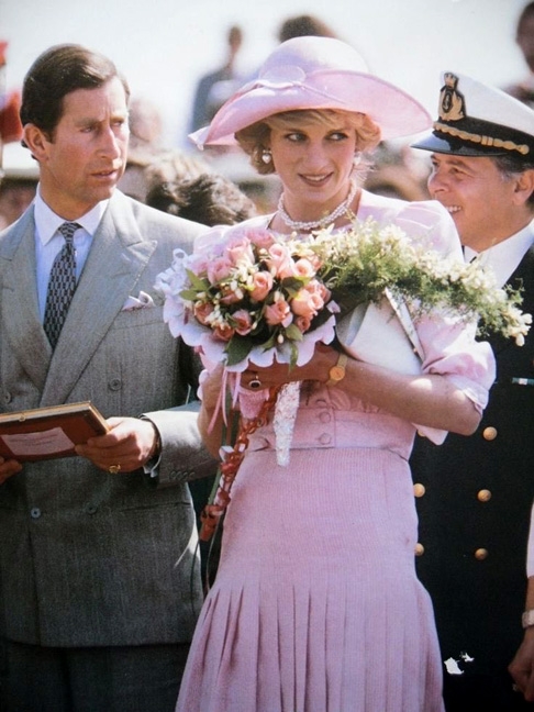 A exceção nesse aspecto foi a princesa Diana, que costumava baixar um pouco a cabeça.
 Reprodução: Flipar