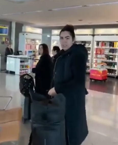 A brasileira disse que tentou acionar um segurança do aeroporto, mas mesmo assim a mulher continuou com as ofensas.