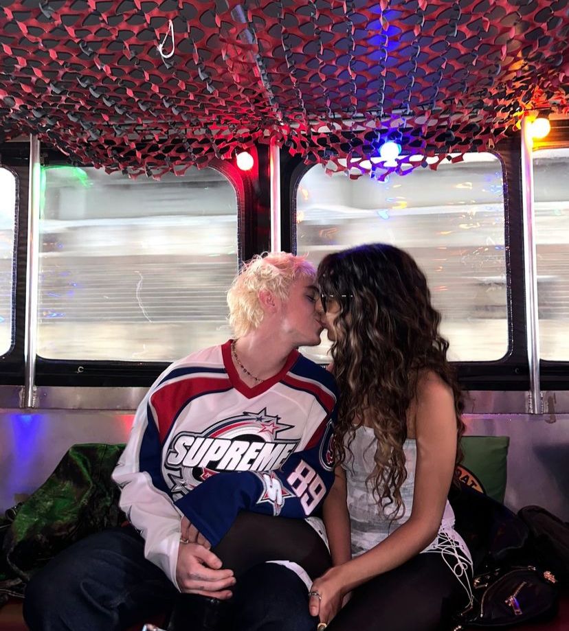 Marina Sena e Juliano Floss surgem aos beijos em publicação no Instagram Reprodução/Instagram
