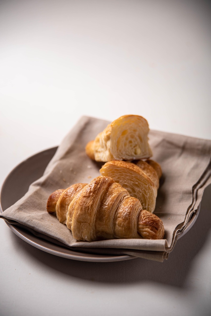 Ao contrário do que muitos pensam, o Croissant não surgiu na França, mas sim na Áustria. No entanto, o crocante e irresistível salgado se consolidou em solo parisiense e se expandiu pelo mundo, com sua forma única de se preparar e massa folhada, com quebradiças.  Reprodução: Flipar