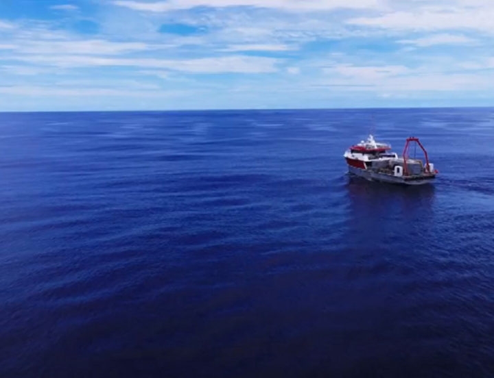 Com uma tecnologia que mapeia o fundo do oceano por meio de ondas sonoras para medir a distância até a superfície, eles tentam resolver o mistério de Earhart. Reprodução: Flipar