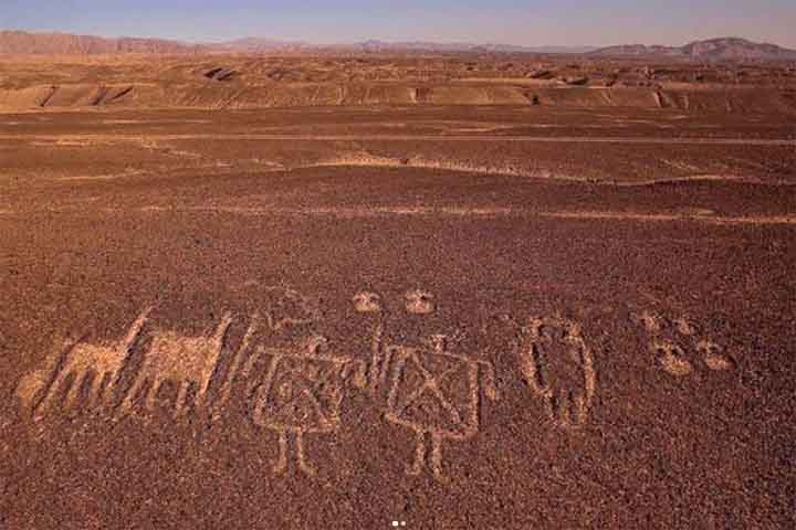 No solo árido do Deserto do Atacama, essas populações desenharam enormes figuras de pessoas, animais e objetos na areia. Reprodução: Flipar