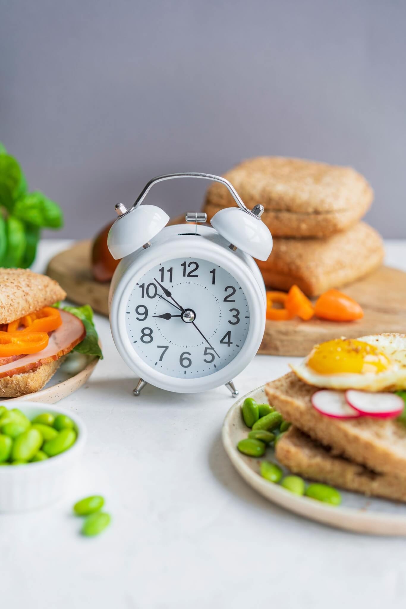 1. Jejum  De acordo com a nutricionista Fabiana Guimarães, o jejum promove o emagrecimento, assim como a dieta cetogênica e a low carb. O ponto em comum entre todas é o déficit energético, em que a pessoa vai comer menos. Entre as vantagens, estão: melhora da intolerância da glicose, da insulina, menos vontade de “beliscar” alimentos, menos vontade de comer o tempo inteiro ou redução da necessidade de consumo de doce ou de carboidratos. Reprodução: EdiCase