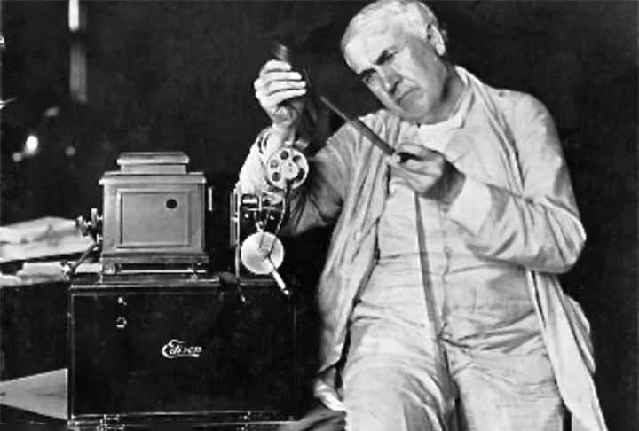 Em 1877, Thomas Edison fez melhorias significativas, criando o microfone de carbono, que melhorava a qualidade do som transmitido. Essas melhorias tornaram o telefone mais útil e acessível. Reprodução: Flipar