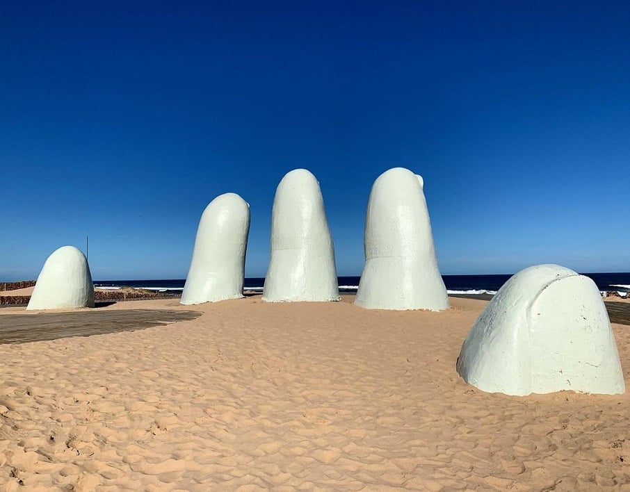 Monumento ao Afogado (La Mano ou Los Dedos), em Punta Del Este, no Uruguai.. Foto: Reprodução/Instagram @ifoundheressencerare 01.12.2022