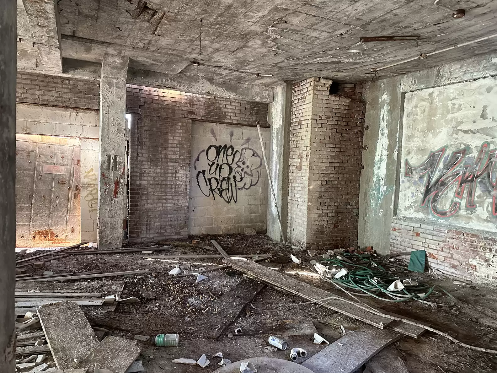 O local abandonado estava repleto de lixo e sinais de vandalismo. Foto: Reprodução/Stray Rescue of St. Louis