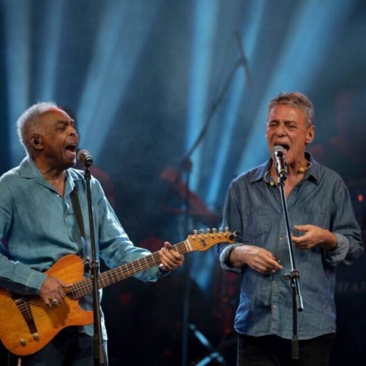 O Tribunal de Justiça do Rio de Janeiro deu ganho de causa aos compositores Chico Buarque e Gilberto Gil em ação contra o advogado e apresentador Tiago Pavinatto. 
 Reprodução: Flipar