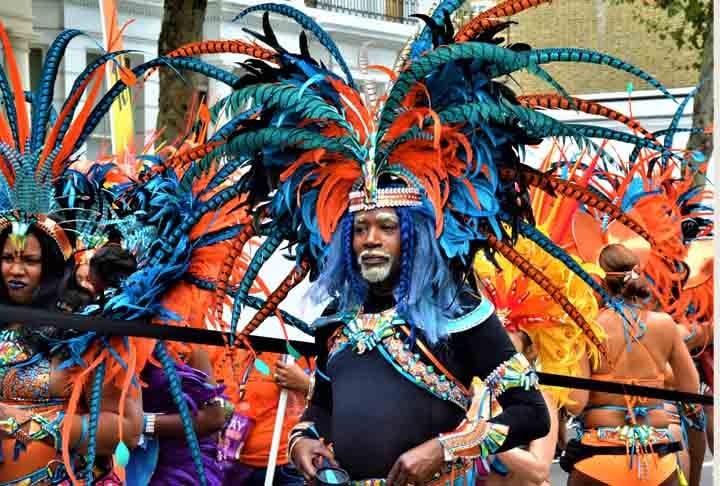 Considerado o maior Carnaval de rua da Europa, o “Notting Hill” foi criado por comunidades caribenhas no bairro londrino para festejar suas raízes e cultura. A estimativa é que o evento de dois dias reúna mais de um milhão de pessoas anualmente.  Reprodução: Flipar