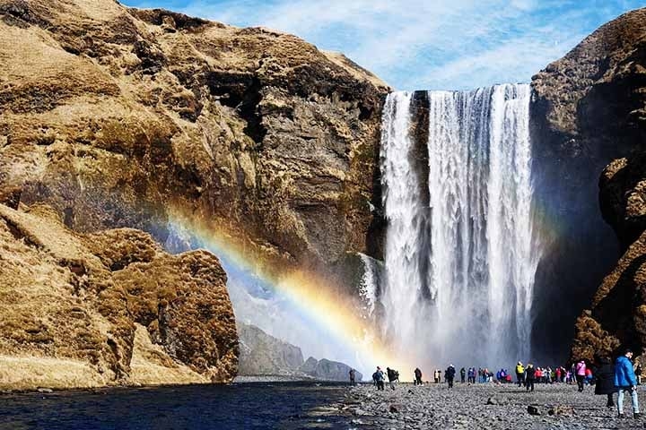 Seljalandsfoss - Cidade: Sul da Islândia, perto de Selfoss - Esta cachoeira impressionante projeta uma grande quantidade de spray de água, e o sol, quando está em um ângulo favorável, cria arco-íris visíveis de vários pontos da trilha ao redor da cachoeira. Reprodução: Flipar