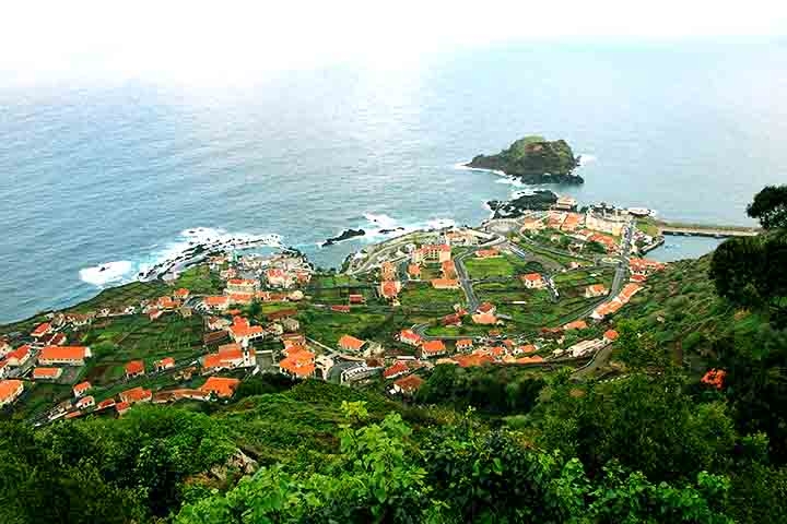 A Levada da Ribeira da Janela é uma das trilhas mais desafiadoras e recompensadoras da Madeira. Ela segue ao longo de um dos mais belos e intactos canais de irrigação da ilha, com paisagens naturais impressionantes ao longo do caminho. Reprodução: Flipar