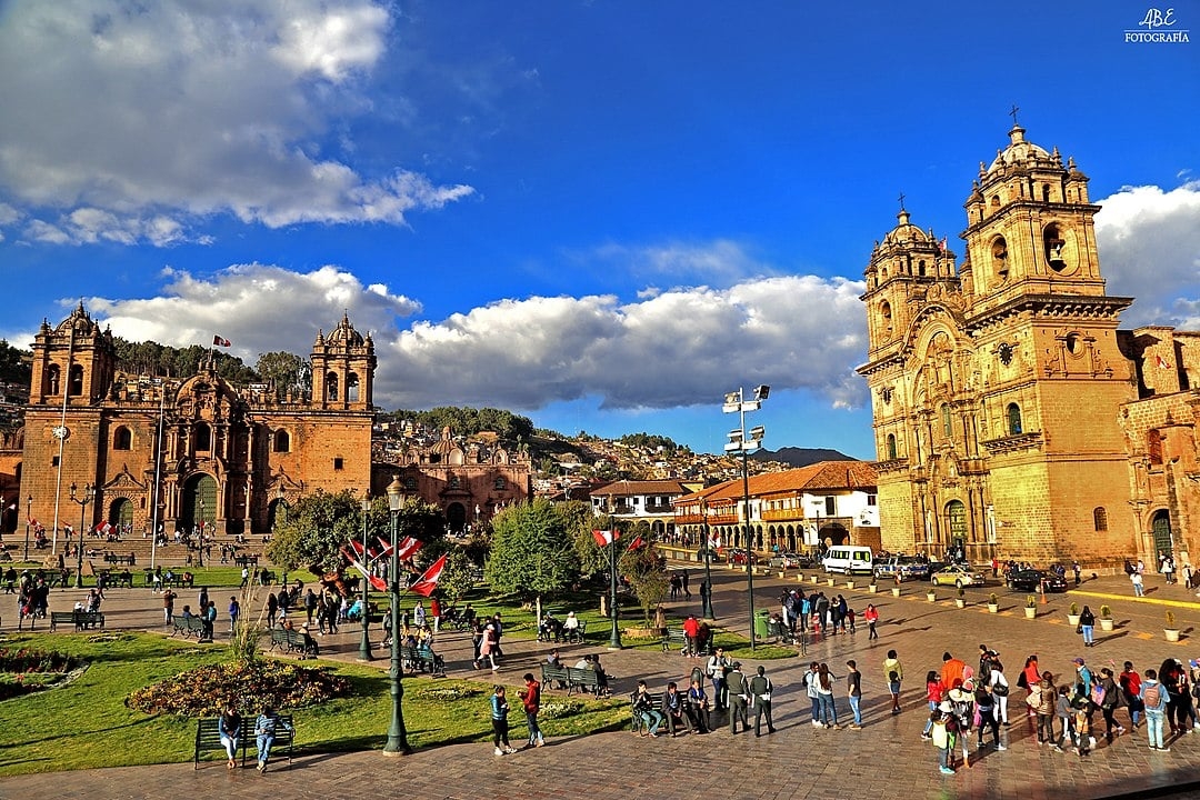 Plaza de Armas – Cusco, Peru - Data do período inca e foi reformada pelos espanhóis no século XVI. Rodeada por igrejas e casarões coloniais, reflete a fusão de culturas do Peru. É um dos pontos mais turísticos e belos de Cusco.

 Reprodução: Flipar
